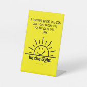 明るいスマイリーの兆候である 台座サイン (正面)