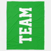 明るいターフグリーンに白いボールド体のTEAMテキスト フリースブランケット (正面)