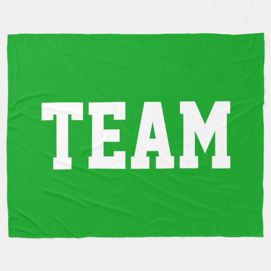 明るいターフグリーンに白いボールド体のTEAMテキスト フリースブランケット (正面(横))