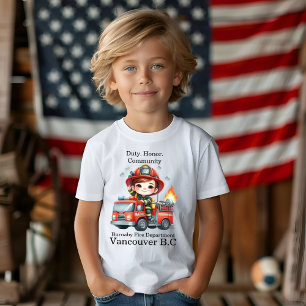 明るいトラックで動作する陽気な消防士 Tシャツ