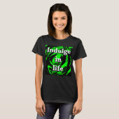 明るいネオングリーンタイポグラフィ人生に浸る Tシャツ (正面フル)