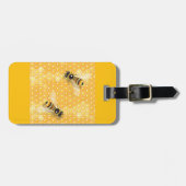 明るいハニカムパターン上のミツバチ ラゲッジタグ (正面横)