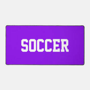 明るいパープルの背景に白文字でSOCCERと書かれたスポーティなデザイン デスクマット