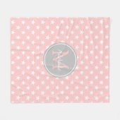 明るいピンクおよび灰灰色の星のモノグラム フリースブランケット (正面(横))