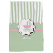 明るいピンクおよび緑の乳母車-女の赤ちゃんのシャワー ミディアムペーパーバッグ (裏面)