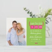 明るいピンクおよび緑の保存日付カード セーブザデート (スタンド正面)