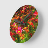 明るいピンクおよび黄色いデイジーの野生花 ラウンド壁時計 (傾斜)