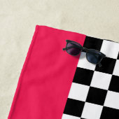 明るいピンクとチェッカーボード ビーチタオル (インサイチュ)