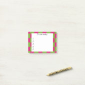 明るいピンクと市松模様に緑の注 ポストイット (デスク上)