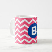 明るいピンクと白のジグザグ柄モノグラム コーヒーマグカップ (正面左)