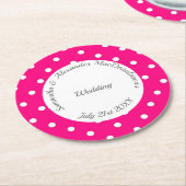 明るいピンクと白の水玉模様結婚の ラウンドペーパーコースター (アングル)