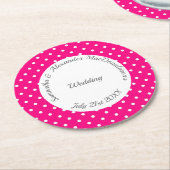 明るいピンクと白の水玉模様結婚の ラウンドペーパーコースター (アングル)
