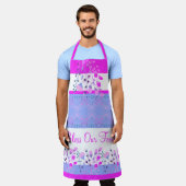 明るいピンクと青のフローラ エプロン (着用した状態)