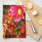 明るいピンクと黄色のデイジー野生の花 キッチンタオル (四つ折り)