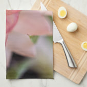 明るいピンクのイチゴ キッチンタオル (四つ折り)