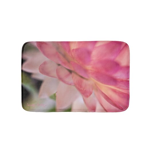 明るいピンクのイチゴ バスマット (正面)
