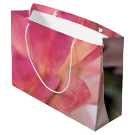 明るいピンクのイチゴ ラージペーパーバッグ