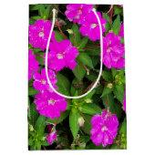 明るいピンクのインパティエンスの花 ミディアムペーパーバッグ (正面)