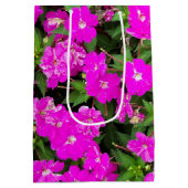 明るいピンクのインパティエンスの花 ミディアムペーパーバッグ (裏面)