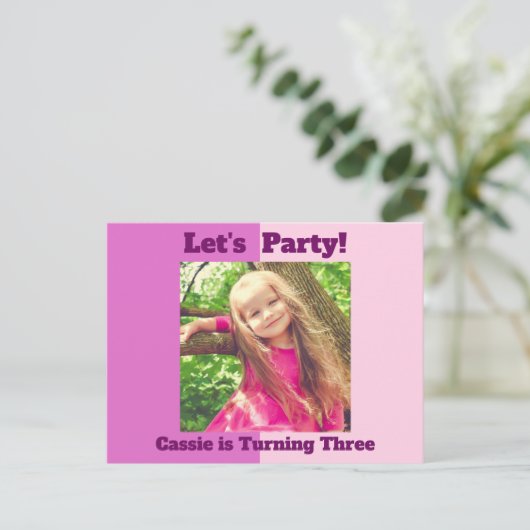 明るいピンクのカスタム子供たちフォトガールズバースデーパーティー インビテーションポストカード (スタンド正面)