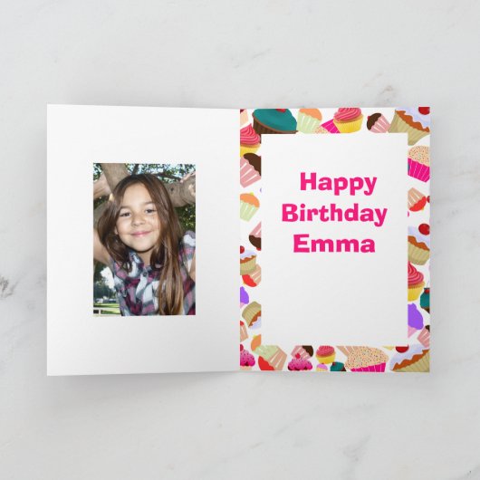 明るいピンクのカップケーキの写真の誕生日 カード (内部)