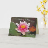 明るいピンクのハスの花と思いやり カード (黄色い花)