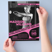 **明るいピンクのフィットネストレーナーの写真** チラシ (手)