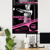 **明るいピンクのフィットネストレーナーの写真** ポスター (ホームオフィス)