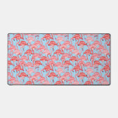 明るいピンクのフラミンゴスオンブルー デスクマット (正面)