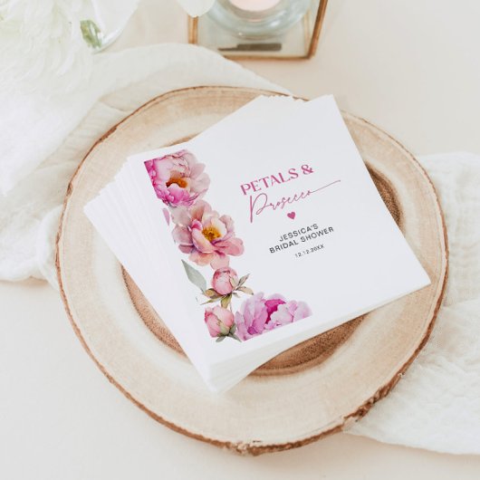 明るいピンクのフローラ花びらとプロセッコブライダル スタンダードカクテルナプキン