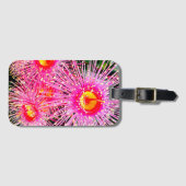 明るいピンクのユーカリの実の花 ラゲッジタグ (正面横)