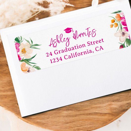 明るいピンクのワイルドフラワースクリプトの卒業 ラベル