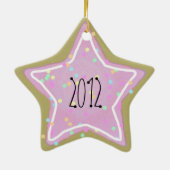 明るいピンクの星のクッキーはとの第1を振りかけます- セラミックオーナメント (裏面)