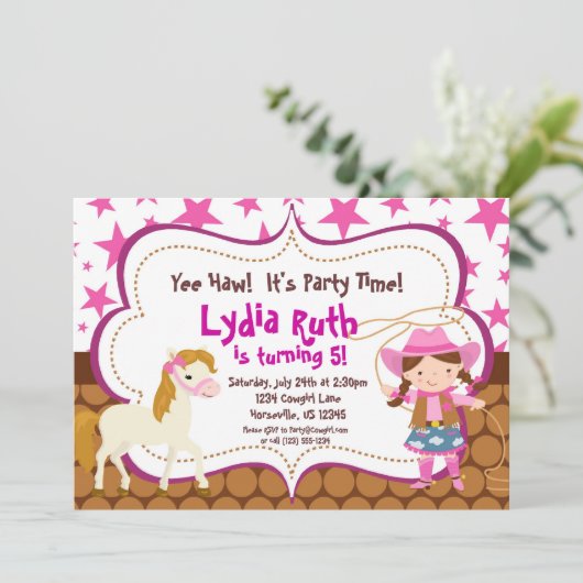 明るいピンクの星の女性のカーボーイおよび馬の誕生会 招待状 (スタンド正面)