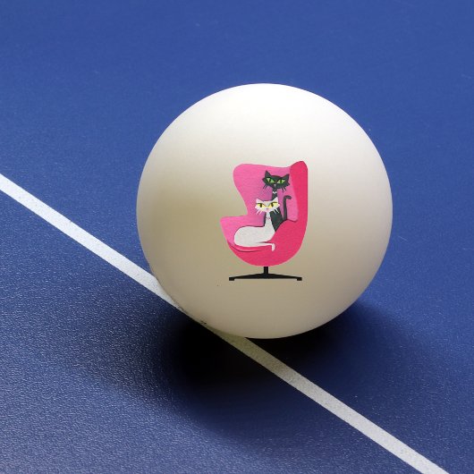 明るいピンクの椅子に身を包んだミッドセンチュリーの子猫たち 卓球ボール