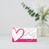 明るいピンクの白いガーリーハート書道モノグラム 名刺 (スタンド正面)