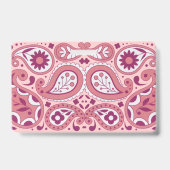 明るいピンクの白いペイズリーデザイン花涙滴 バッジ (裏面)