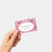 明るいピンクの白いペイズリーデザイン花涙滴 バッジ (手持ち)