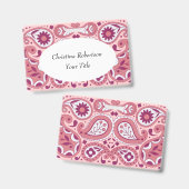 明るいピンクの白いペイズリーデザイン花涙滴 バッジ (正面＆裏面)