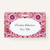 明るいピンクの白いペイズリーデザイン花涙滴 バッジ (正面)