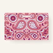 明るいピンクの白いペイズリーデザイン花涙滴 バッジ (裏面)