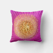 明るいピンクの花の中心の枕 クッション (裏面)