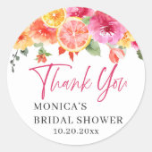 明るいピンクの花シトラススライスブライダルシャワー ラウンドシール (正面)