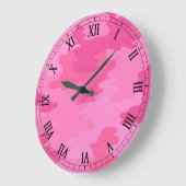 明るいピンクカモフラージラウンドローマ数字時計 ラージ壁時計 (傾斜)
