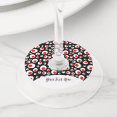 明るいフェスティバルの赤いボールが黒の白い円 ワイングラスタグ (クローズアップ)