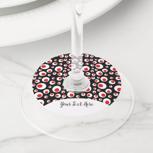 明るいフェスティバルの赤いボールが黒の白い円 ワイングラスタグ (クローズアップ)