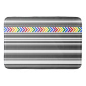 明るいプライドパターンの濃い灰色と白ストライプ色 バスマット (正面)