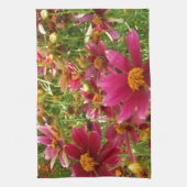 明るいホットピンクと黄色のデイジーの花 キッチンタオル (縦)