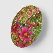 明るいホットピンクと黄色のデイジーの花 ラウンド壁時計 (傾斜)