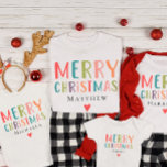 明るいメリーカラフルクリスマスのマッチングファミリー Tシャツ<br><div class="desc">このシンプルおもしろいとメリークリスマスの大人シャツは、カラフルの明るいタイポグラフィで「メリークリスマス」と一緒に名前を付ける場所を特徴としている。サイズは全て揃っているので、あなたのマッチする家族のクリスマスシャツのための完璧なデザイン。</div>